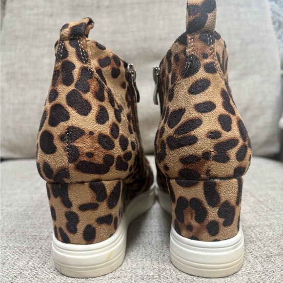 CCOCCI FAUX SUEDE LEOPARD PRINT PLATFORM WEDGE SNEAKER ANKLE BOOTIE SZ 8 - Picture 3 of 10